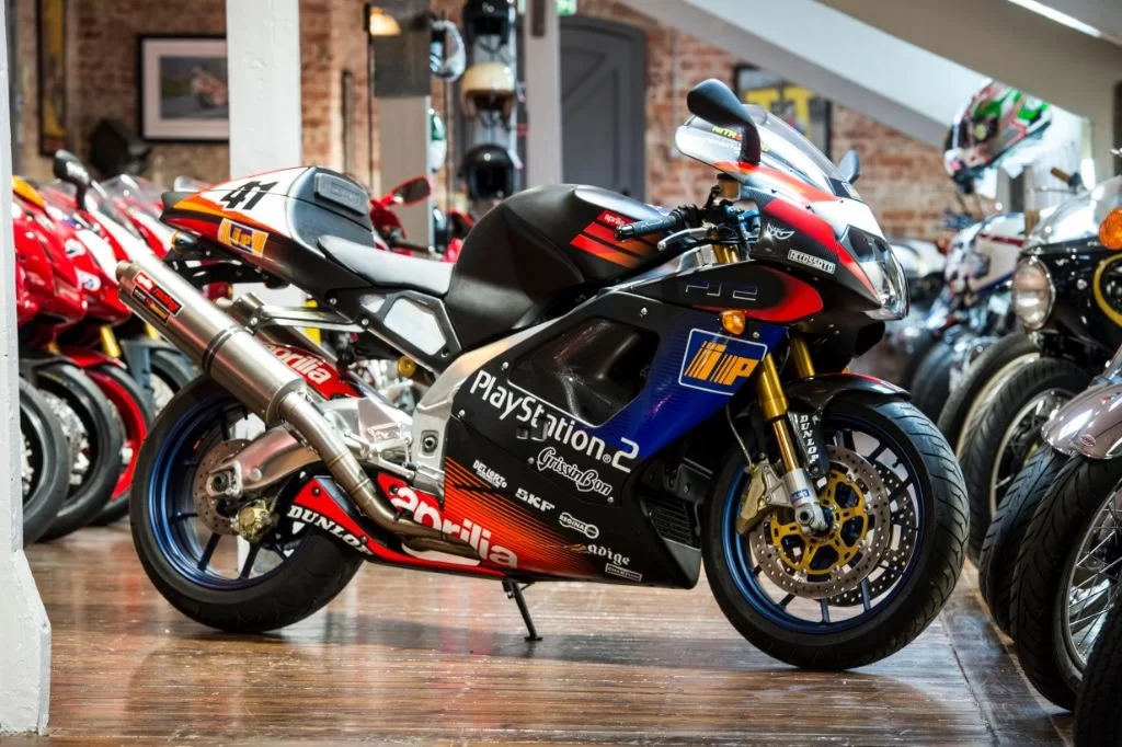 aprilia-rsv-motorbike-petrol_37273779.webp
