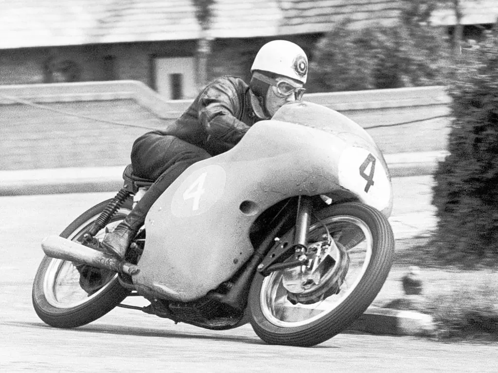 www.classicmotorcycle.co.uk