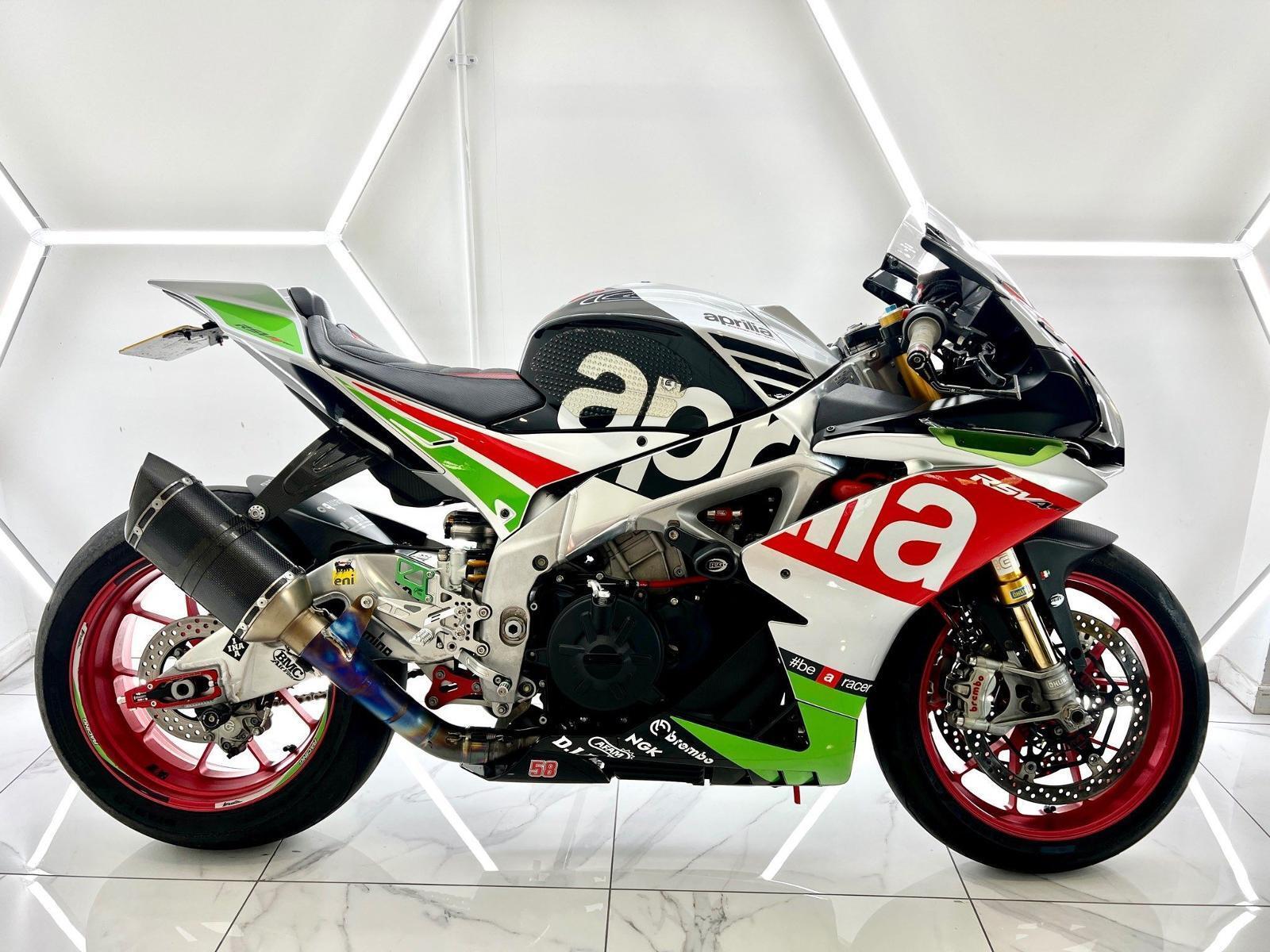 2017 Aprilia RSV4 1000 RF APRC (AQS) Super Sports - Picture 1 of 17