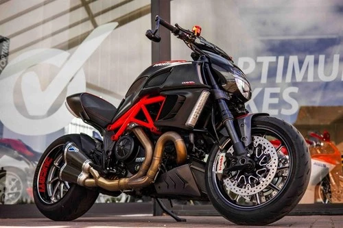 Ducati Diavel CARBON EDITION ! LOW MILES ! TERMI SYSTEM ! STUNNING - Picture 1 of 20