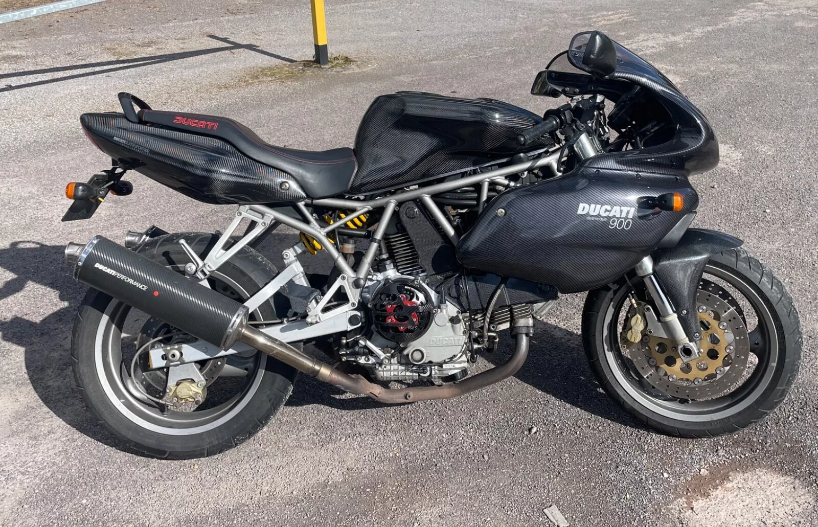 Ducati 900 SS . Stunning Carbon Edition - Picture 1 of 24